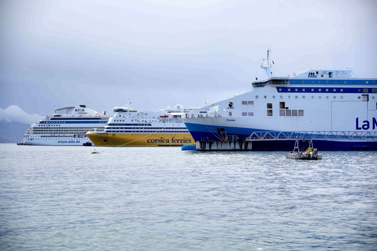 Gelbe Corsica-Ferries-Fähre der Mega-Express-Klasse im Hafen von Toulon