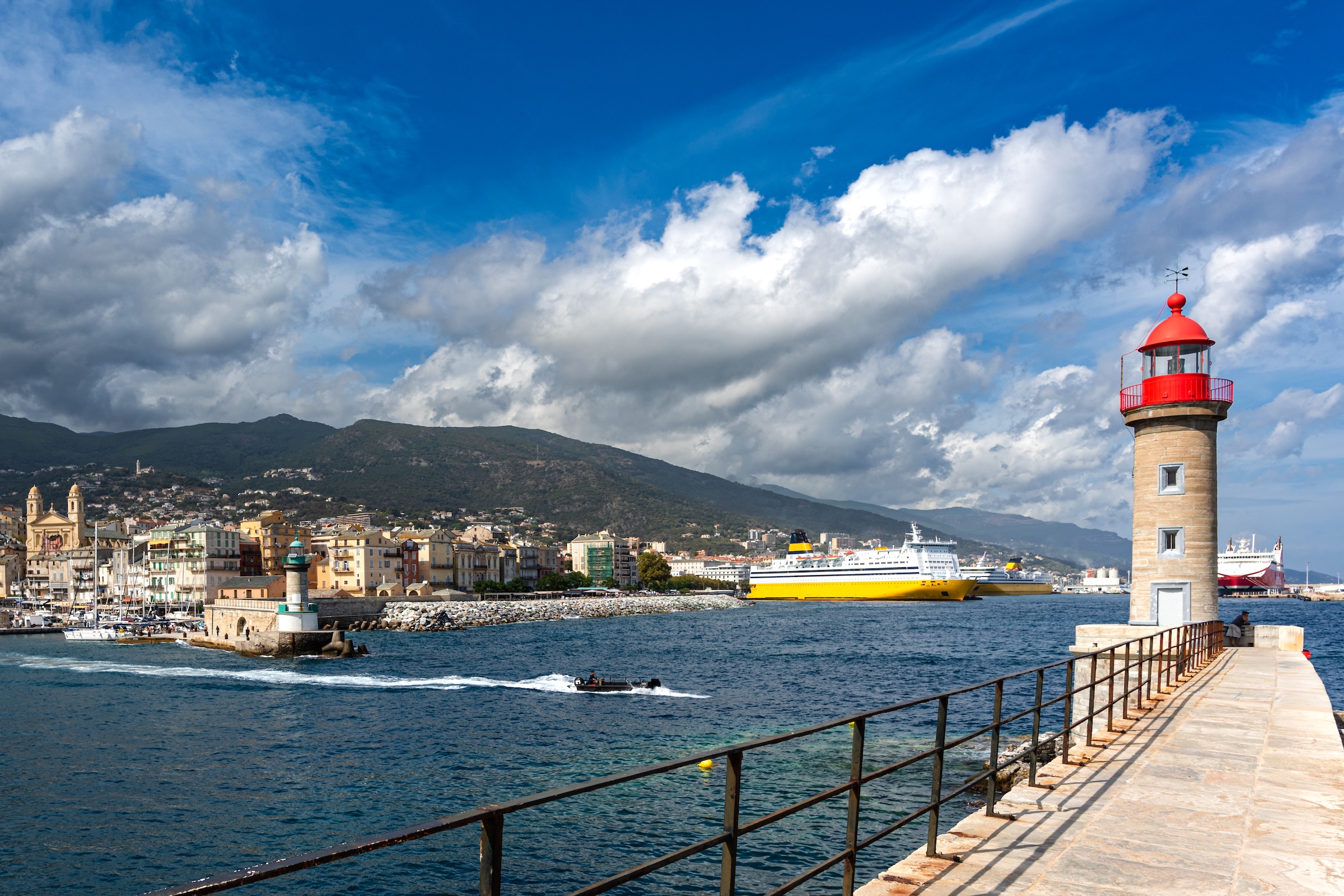 Fähre Genua - Bastia mit Moby Lines vor der Küste Korsikas