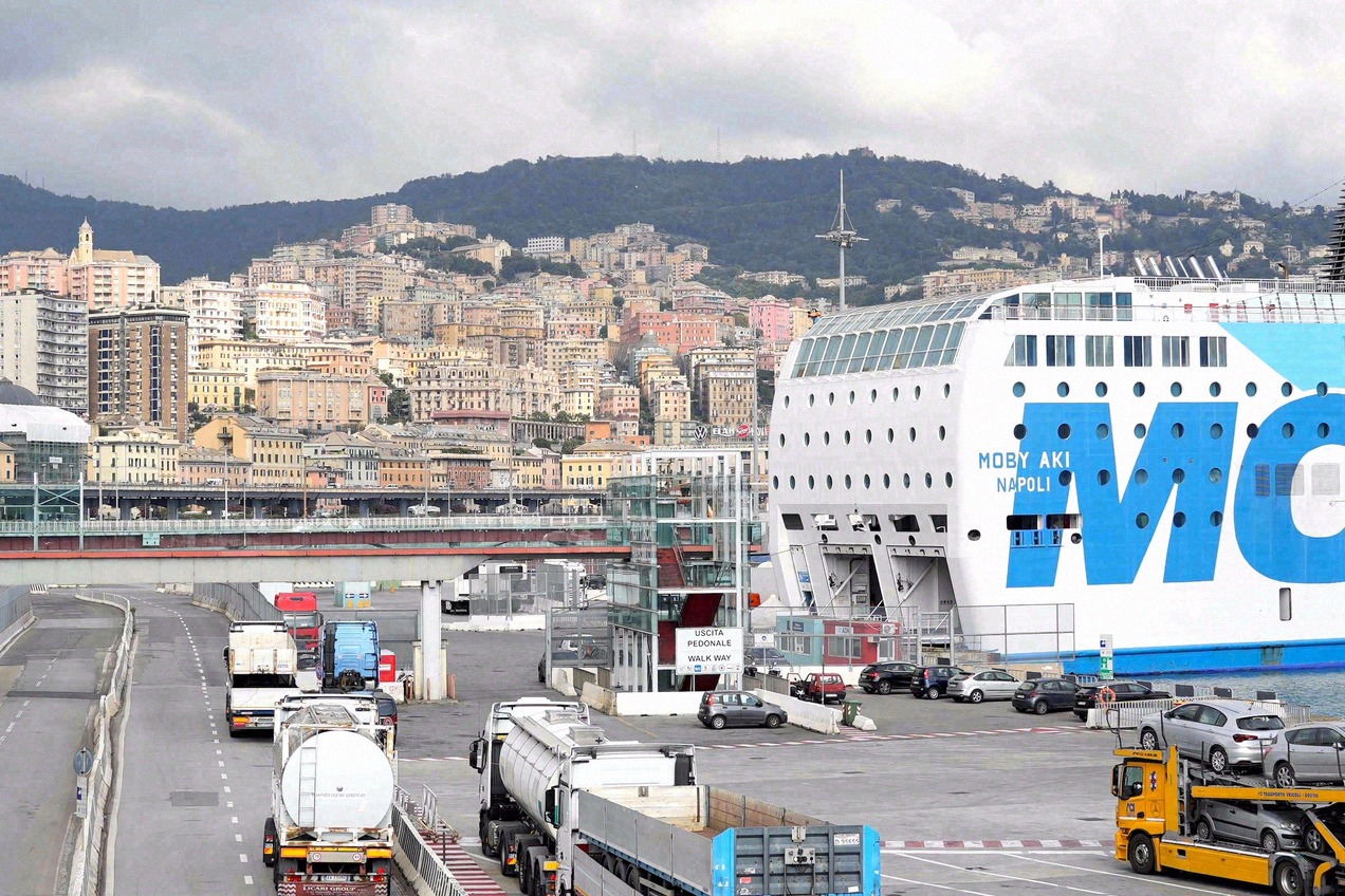 Moby-Lines-Fähre Moby Aki im Hafen von Genua