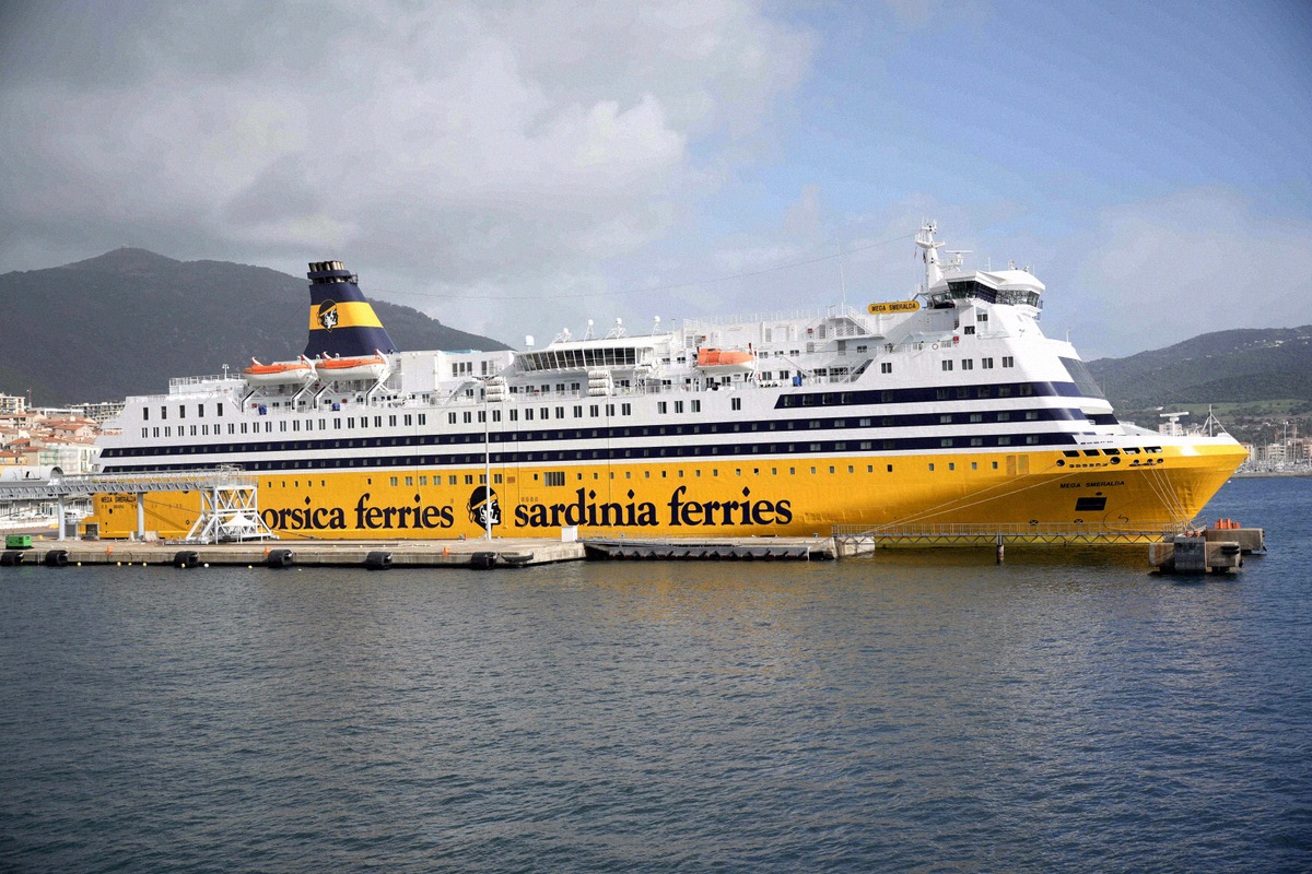 Corsica-Ferries-Fähre Mega Smeralda im Hafen von Toulon