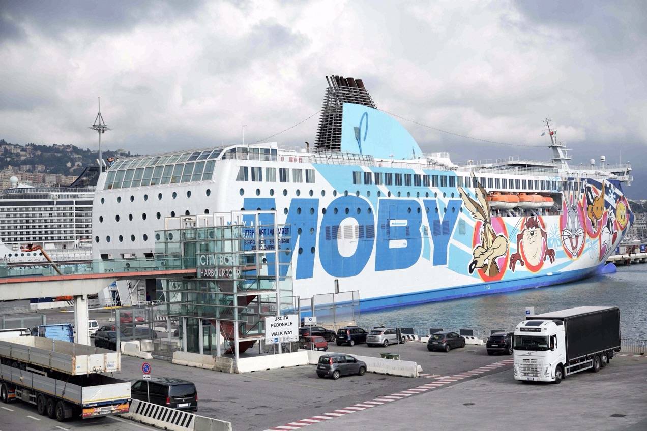 Moby-Fähre im Hafen von Genua